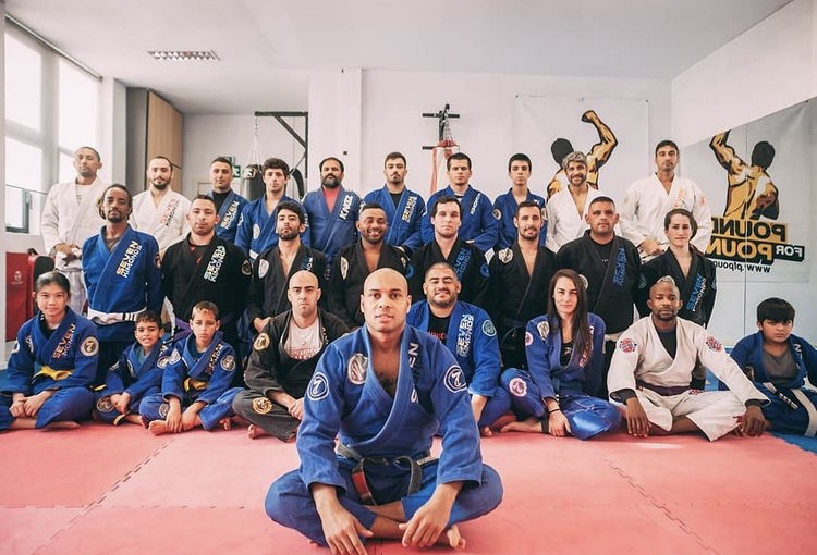 Equipa de jiu-jitsu dos Bombeiros de Alcabideche, posam para a fotografia na sala de treino. O grupo é composto por elementos do género masculino e feminino, de idades compreendidas entre os 6 anos e os 44 anos.