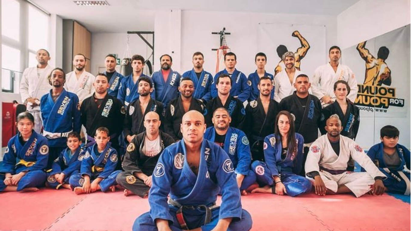 Equipa de jiu-jitsu dos Bombeiros de Alcabideche, posam para a fotografia na sala de treino. O grupo é composto por elementos do género masculino e feminino, de idades compreendidas entre os 6 anos e os 44 anos.