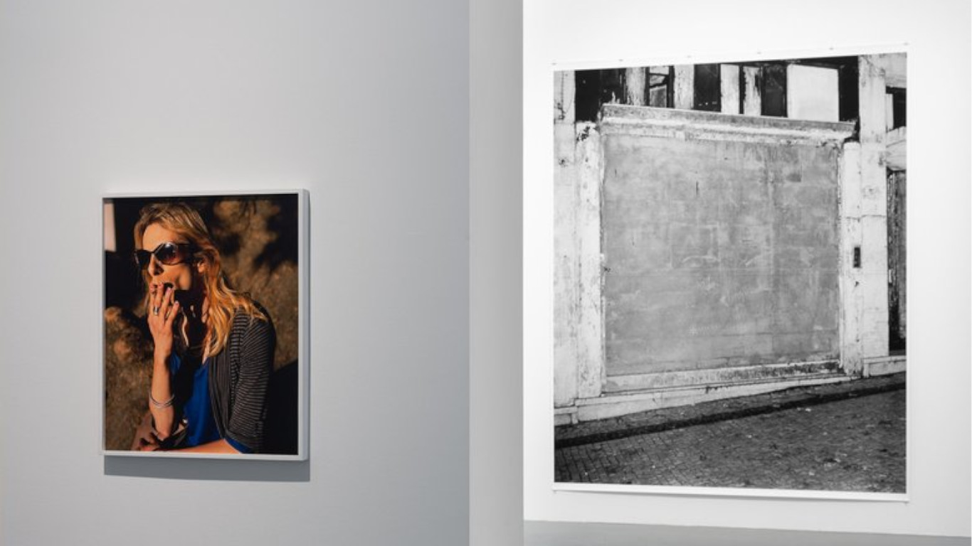 Duas fotografias das 80 do "Ballad Of Today" expostas na parede, lado a lado, no Maat