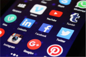 Visor de Smartphone de fundo azul escuro com o menu das aplicações, entre elas vimeo, youtube, tumble, linkedin, Facebook, Twitter, instragram, Google e Pinterest.