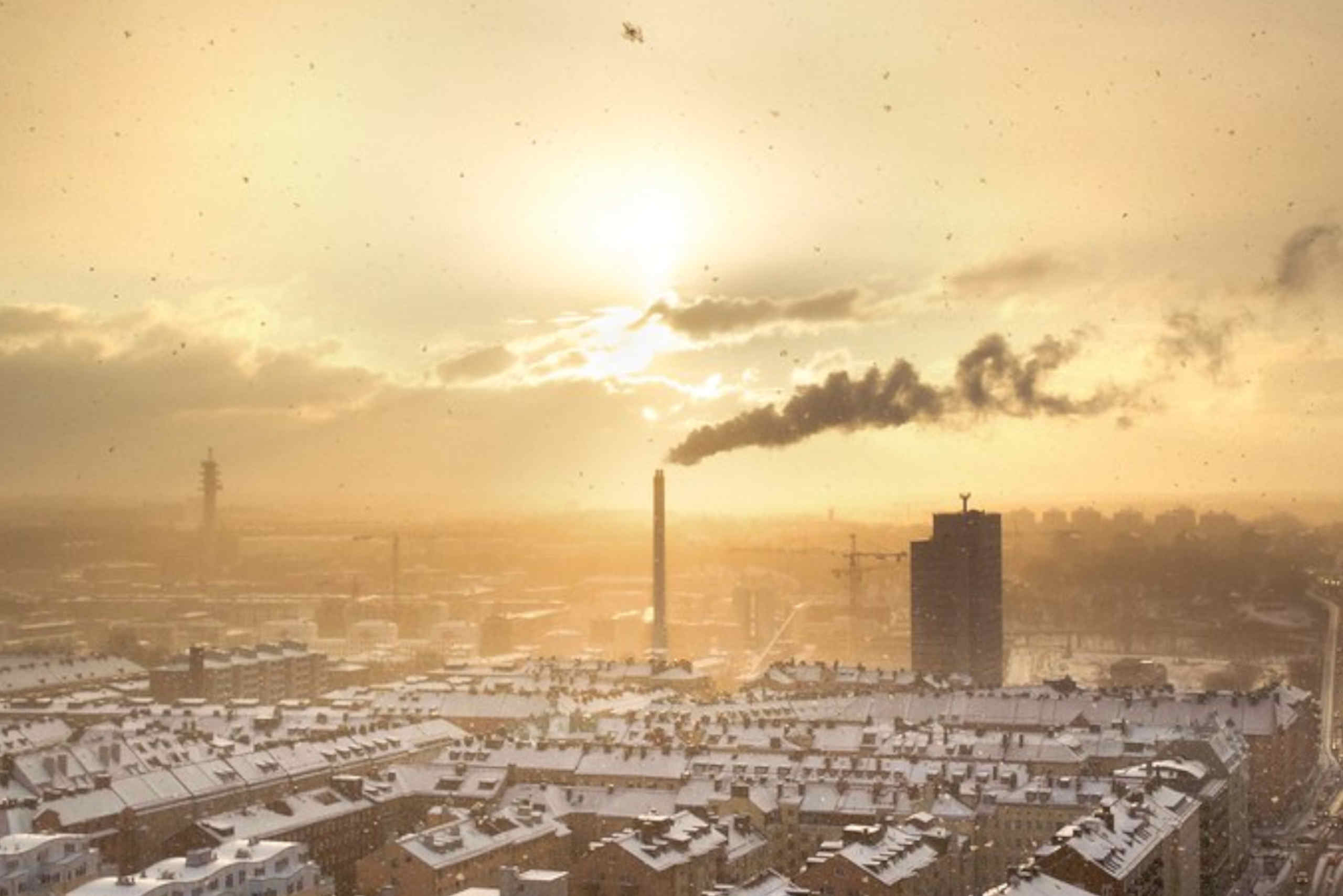 Gases poluentes para a atmosfera provenientes de uma área industrial