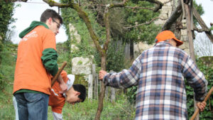 Jovens voluntários da Missão País a fazer companhia a um idoso