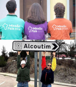 Voluntários da Missão País 2020 de costas e voluntárias do Movimento ao Serviço da Vida agarradas a uma placa de Alcoutim