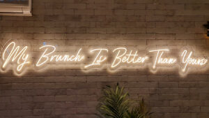 "My brunch is better than yours" escrito num letreiro néon branco.