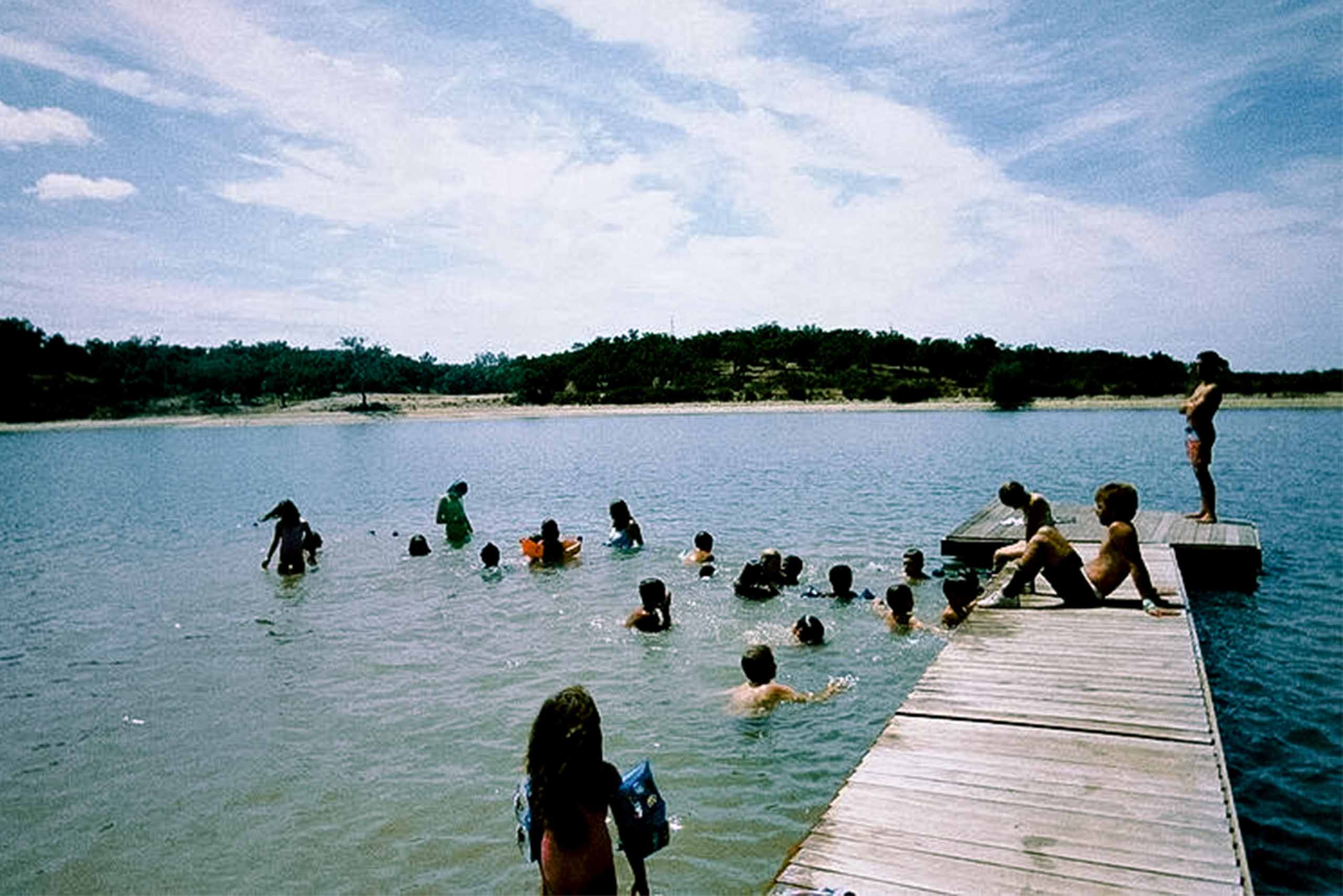 Grupo de crianças a nadar na barragem