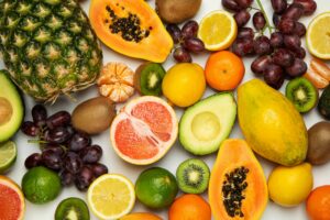 Uma mesa com frutas frescas e vegetais, representando hábitos saudáveis