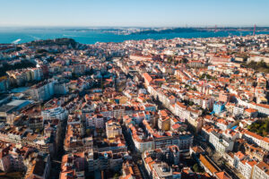 Vista aérea da baixa de Lisboa num dia de sol
