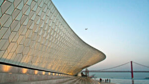 Fachada ondulante do MAAT reflecte o Tejo ao final da tarde.