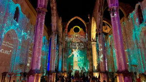 Arcos góticos iluminados no antigo Convento do Carmo.