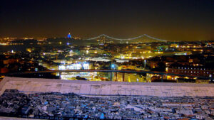 Skyline de Lisboa visto do miradouro ao pôr-do-sol.
